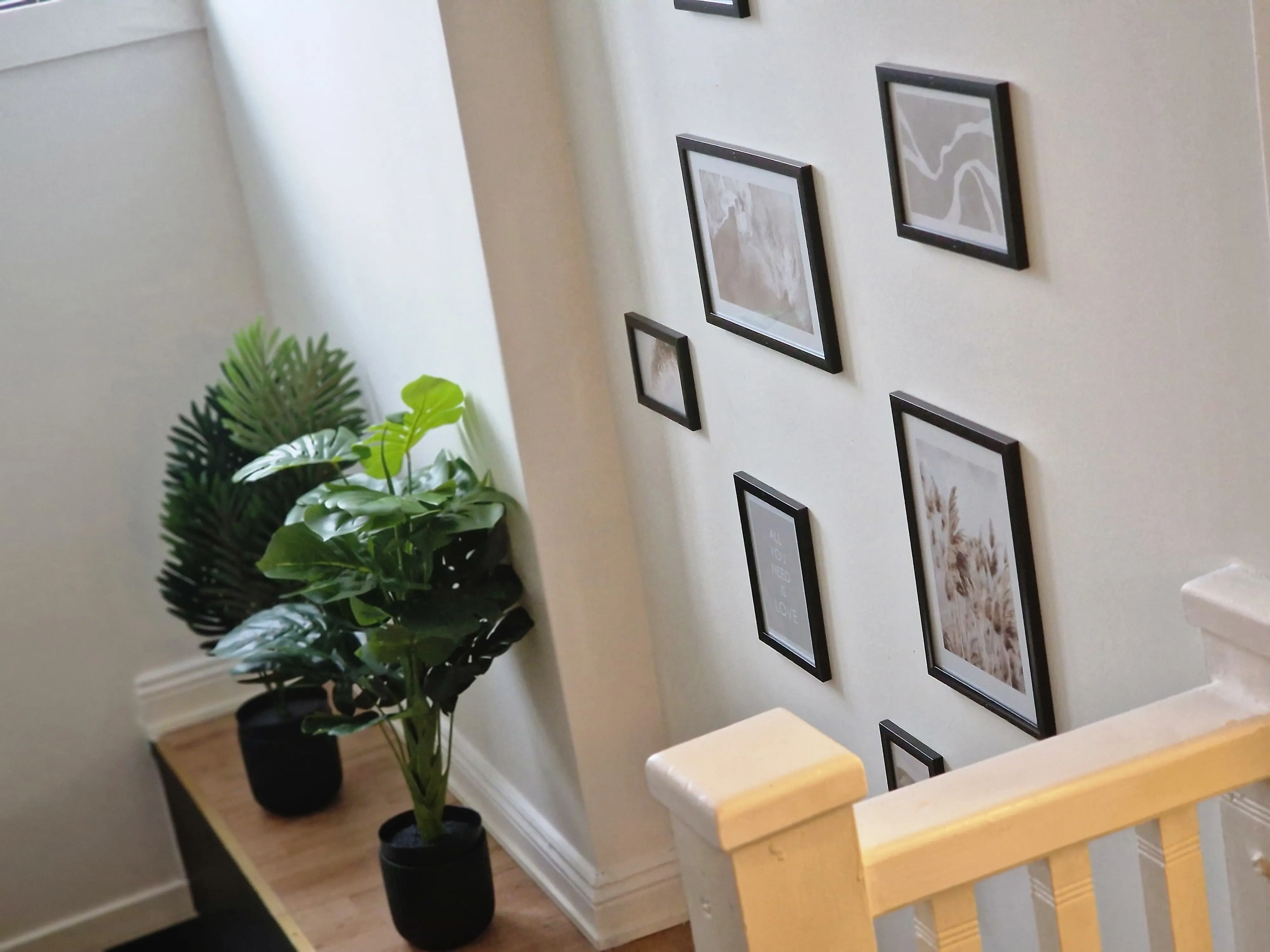 Tavlor längs trappuppgången