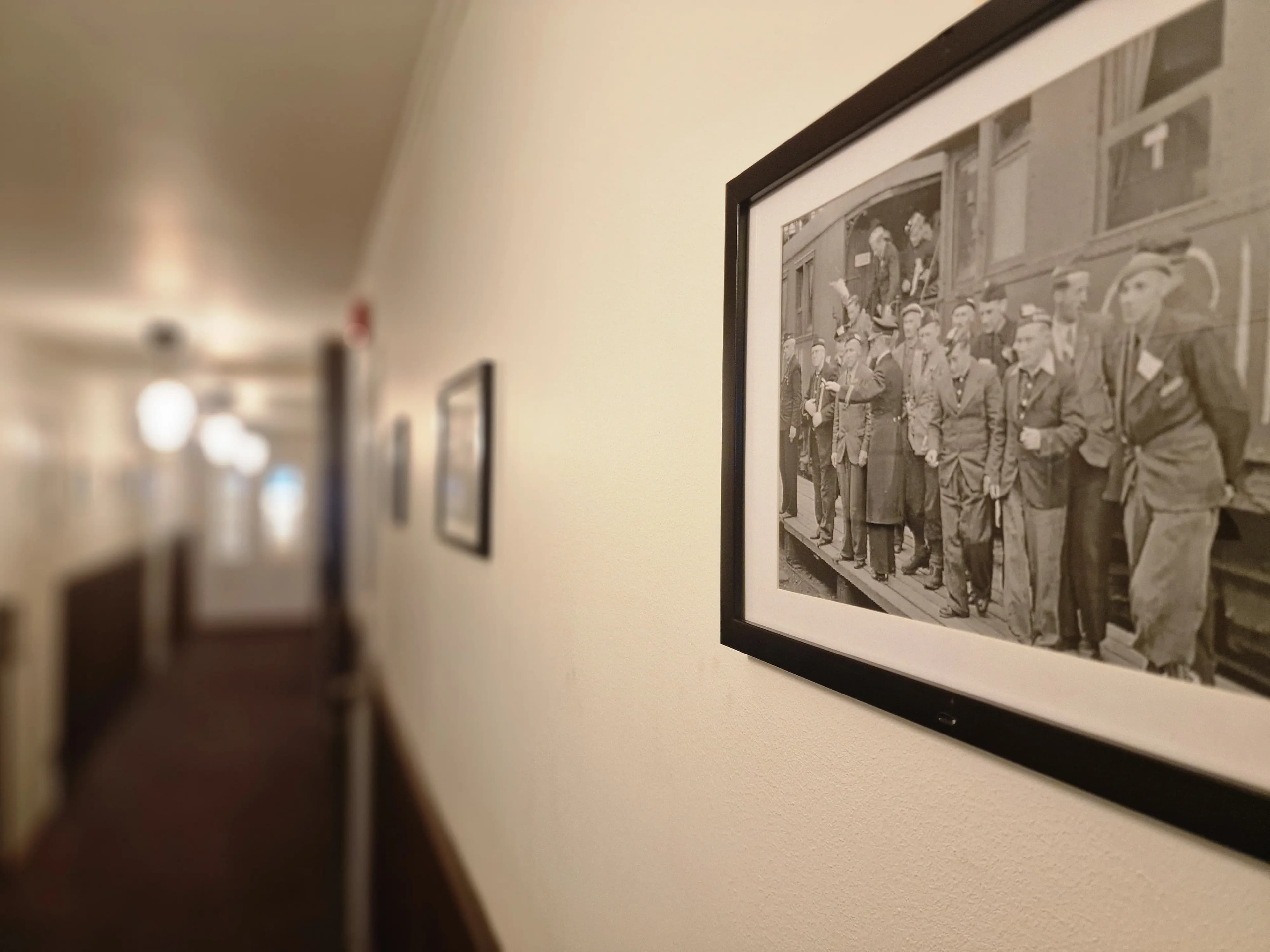 Korridor med gammal fotografisk bild på väggen