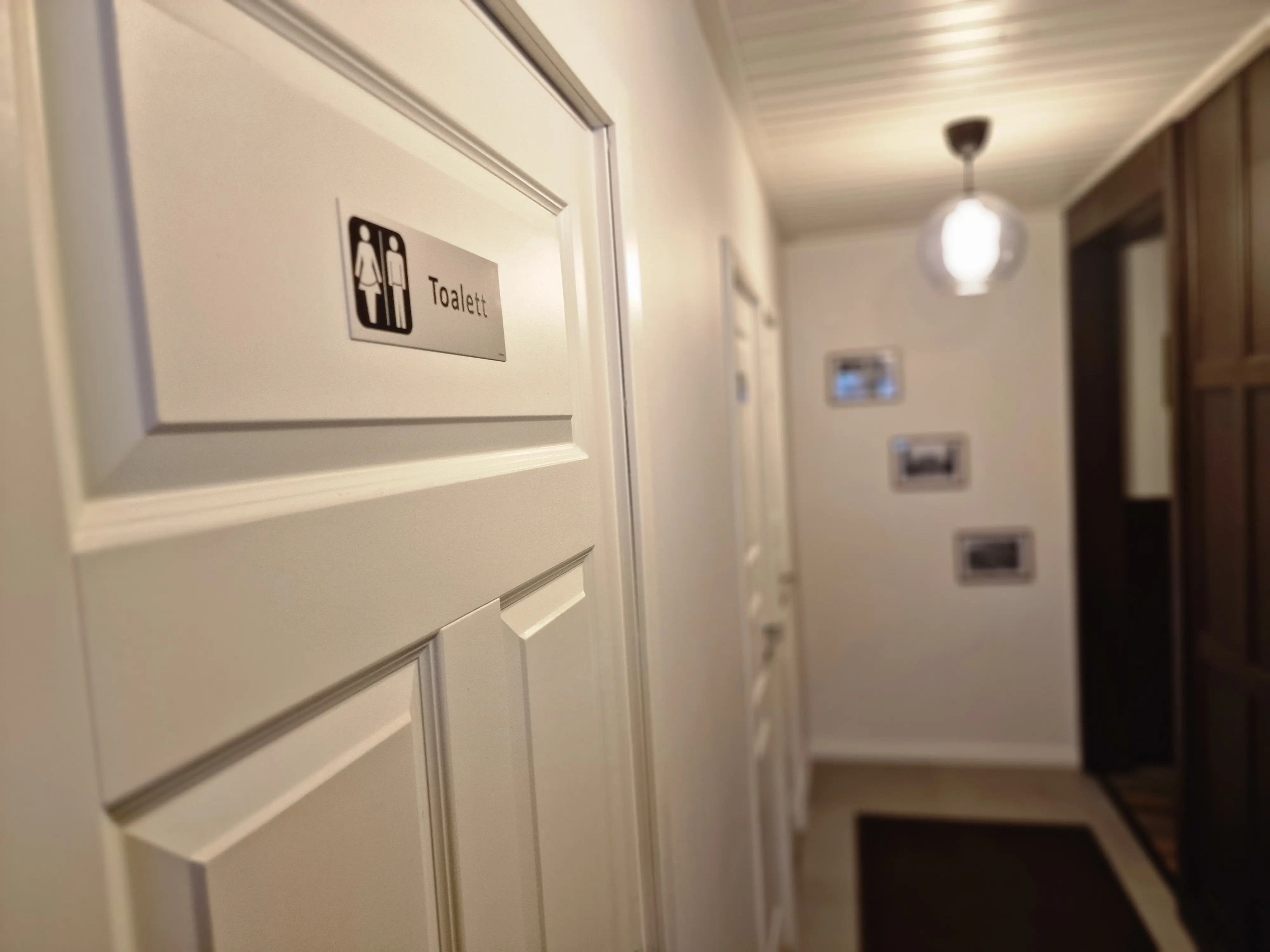 Korridor med dörrar till hotellets fem delade badrum